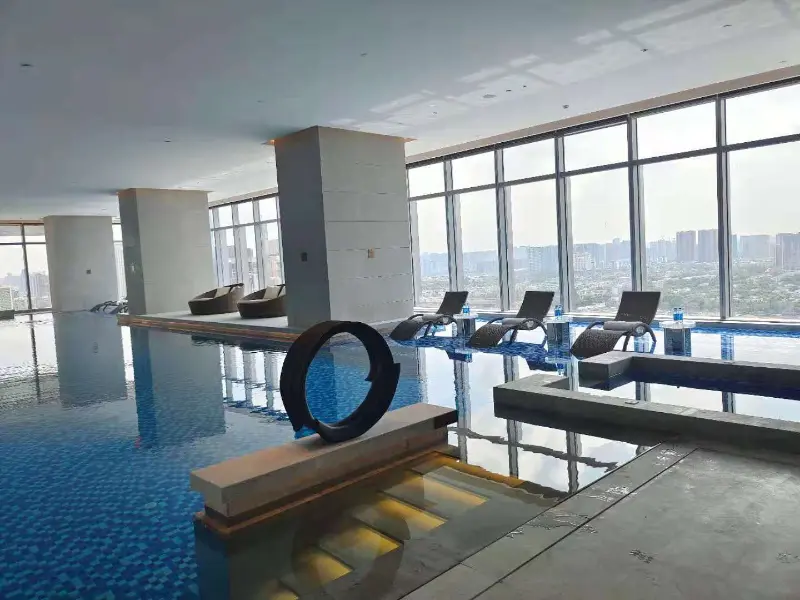 Die Blueway-Schwimmbadwärmepumpe und das Klimaanlagensystem sorgen das ganze Jahr über für Komfort im Chengdu Bay Hotel Sky Infinity Pool